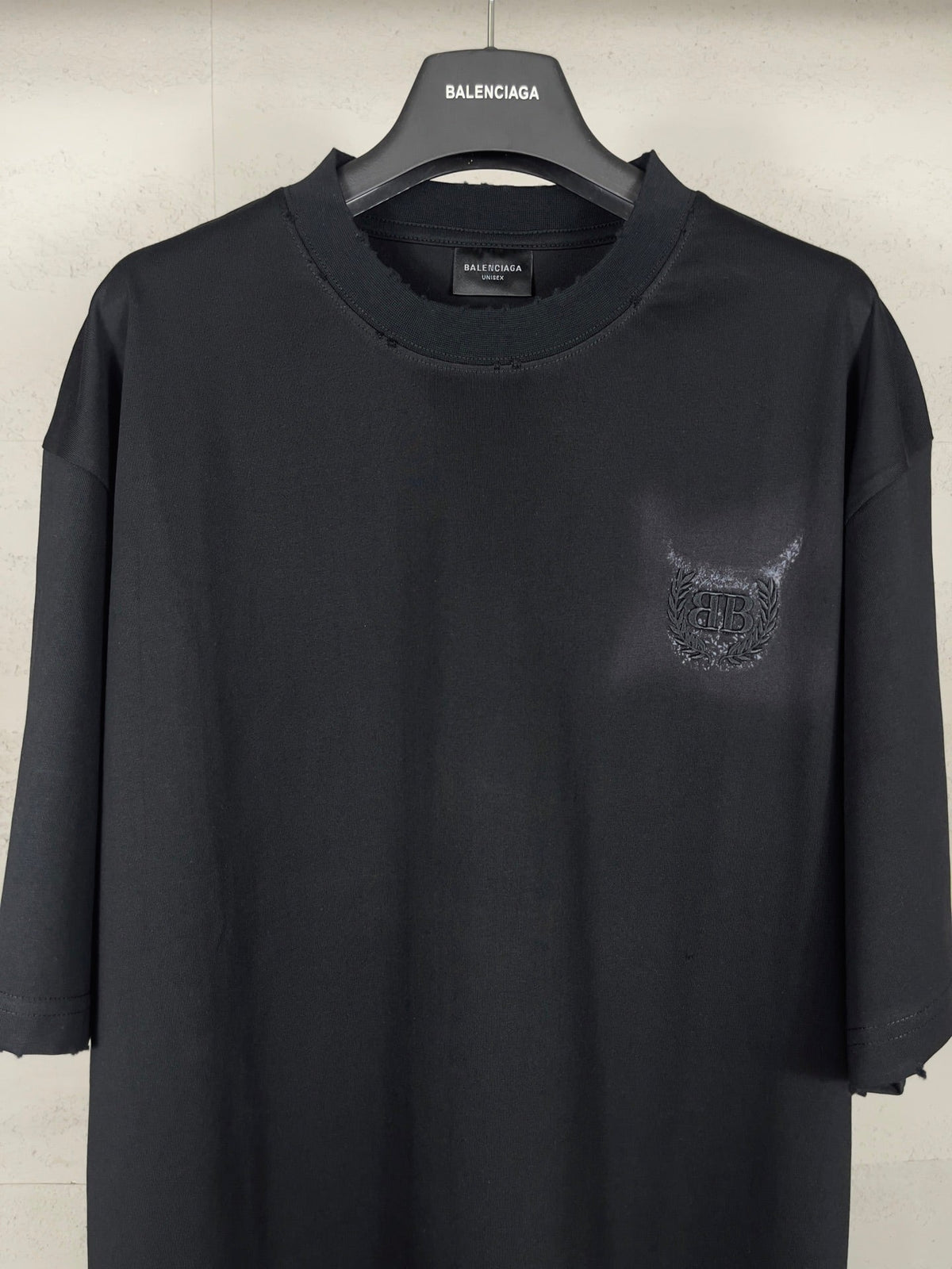 Classic pattern graffiti embroidery t-shirt