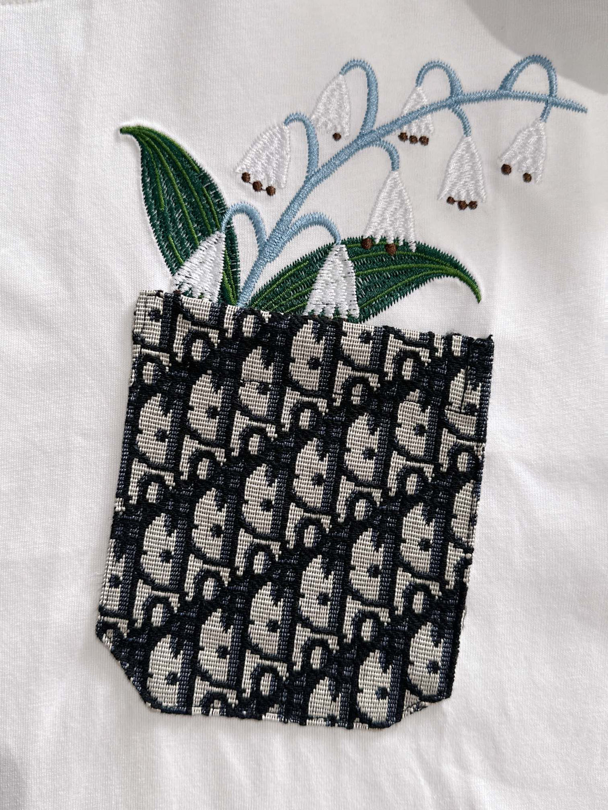 Embroidery with pockets t-shirt
