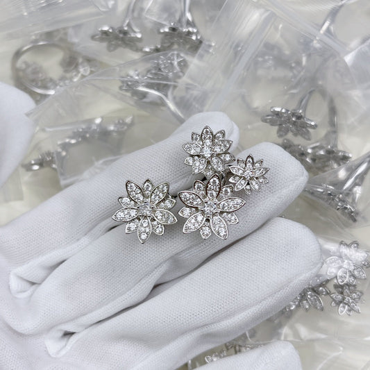 18K Celestial Lotus Between the Finger 4 Flowers Ring