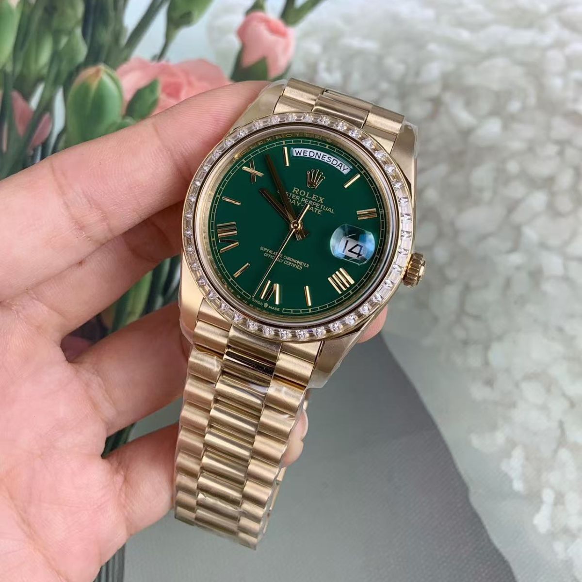 [Super Clone] Regency Weekday 40 mm Weekday Brilliant diamond set Bezel Green Dial 228348RBR Swiss movement 1092