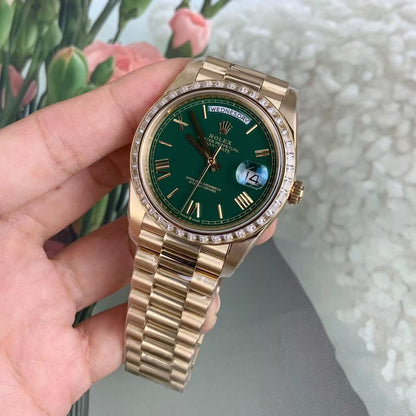 [Super Clone] Regency Weekday 40 mm Weekday Brilliant diamond set Bezel Green Dial 228348RBR Swiss movement 1092