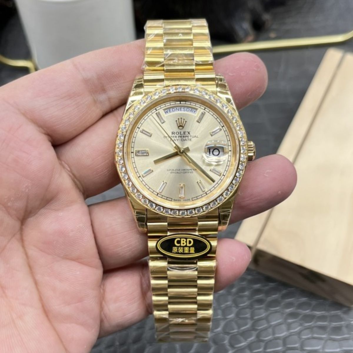 Regency Weekday 40 mm Weekday Brilliant diamond set Bezel Champagne colour set with diamonds Dial 228348RBR 1231
