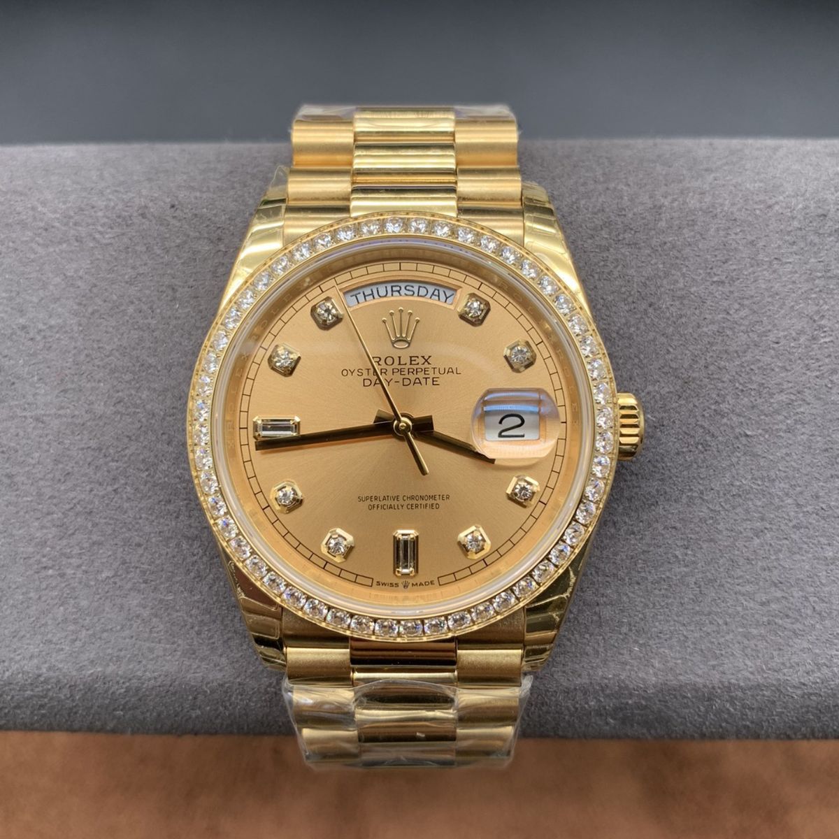 Regency Weekday 36 mm Weekday Brilliant diamond set Bezel Champagne colour set with diamonds Dial 128348RBR 8741