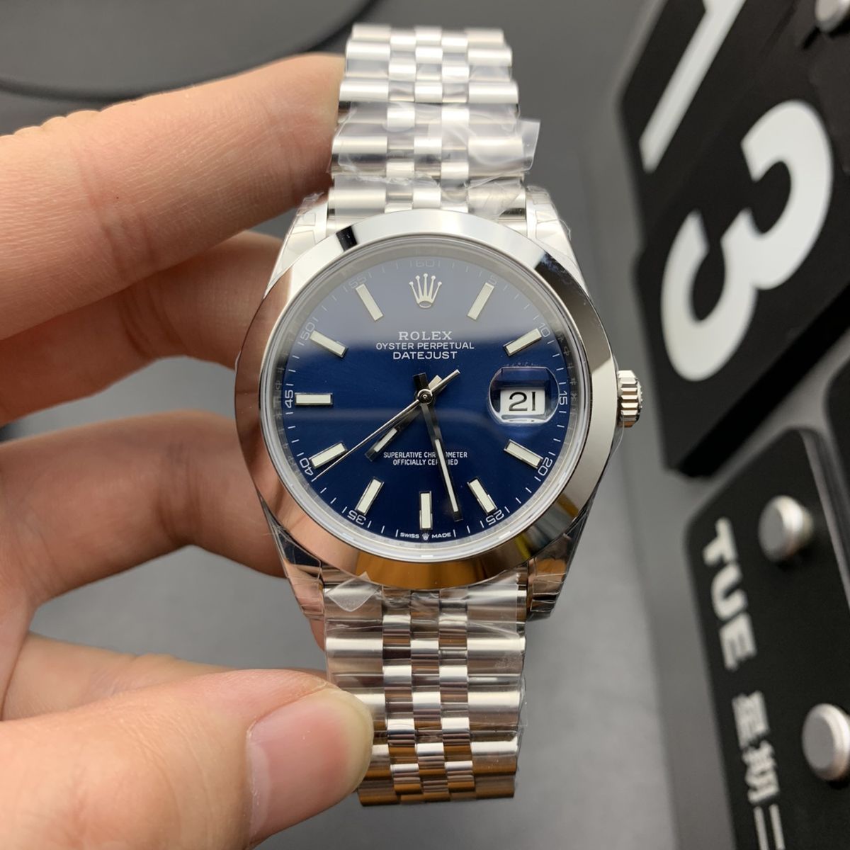Regency Classic Date 41 mm Five-Link Smooth Bezel Bright blue Dial 126300 9079