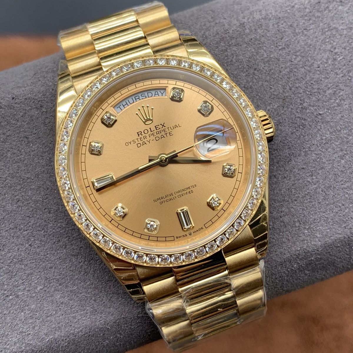 Regency Weekday 36 mm Weekday Brilliant diamond set Bezel Champagne colour set with diamonds Dial 128348RBR 8741