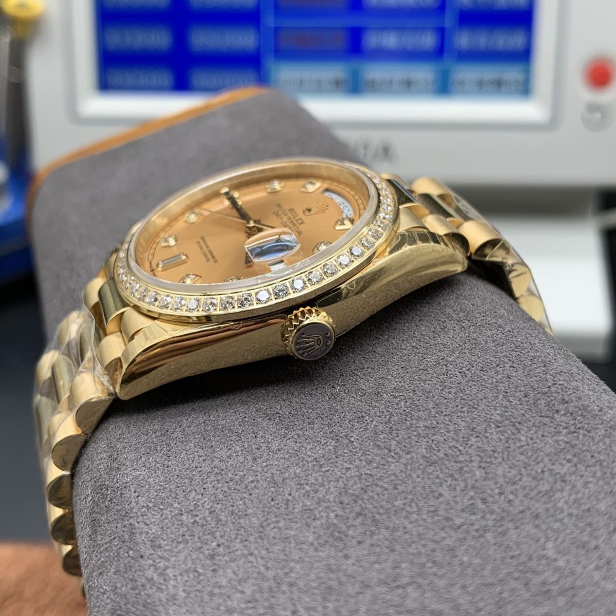 Regency Weekday 36 mm Weekday Brilliant diamond set Bezel Champagne colour set with diamonds Dial 128348RBR 8741