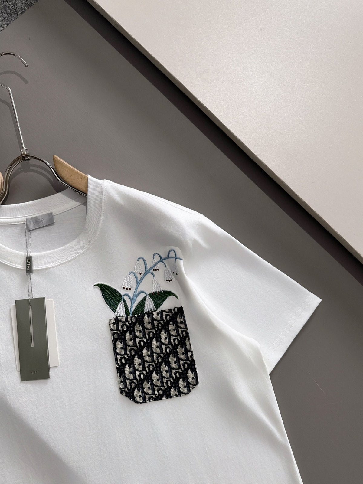 Embroidery with pockets t-shirt