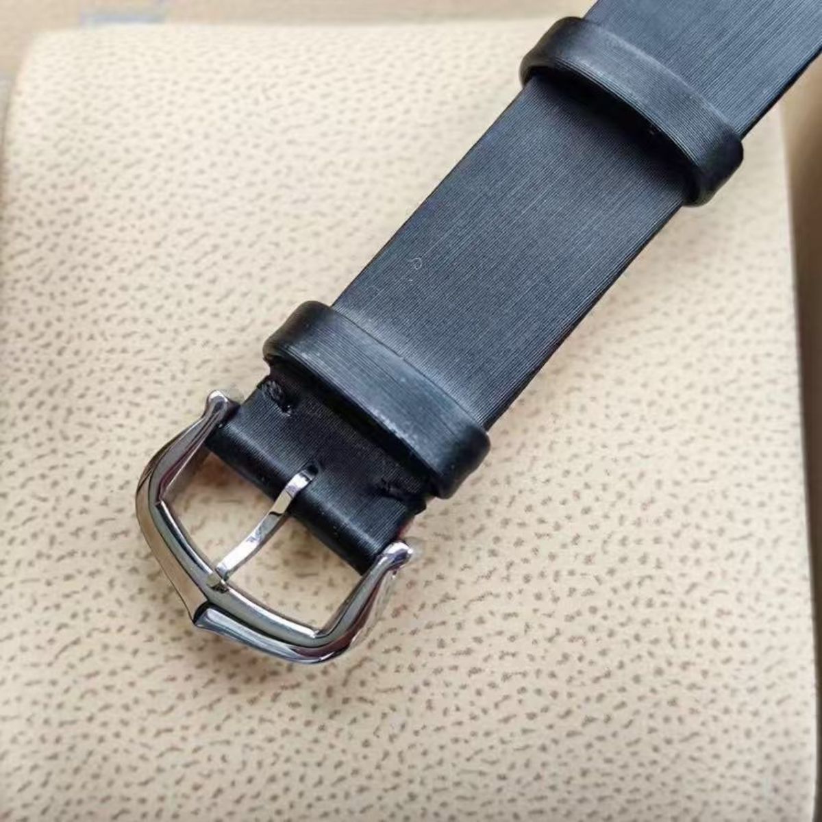Parisian Rectangular Essential watch 29.5 x 22 mm 8055