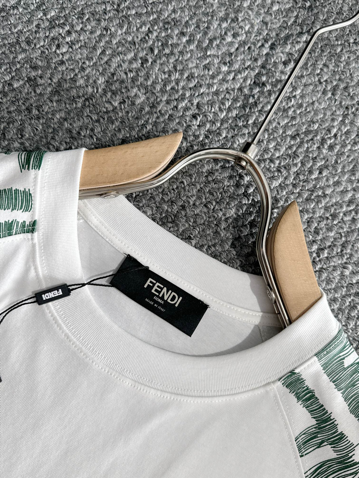 Fashion embroidery t-shirt