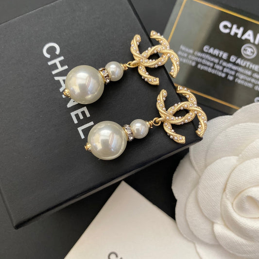 Temperament Logo Letter Pearl Earrings