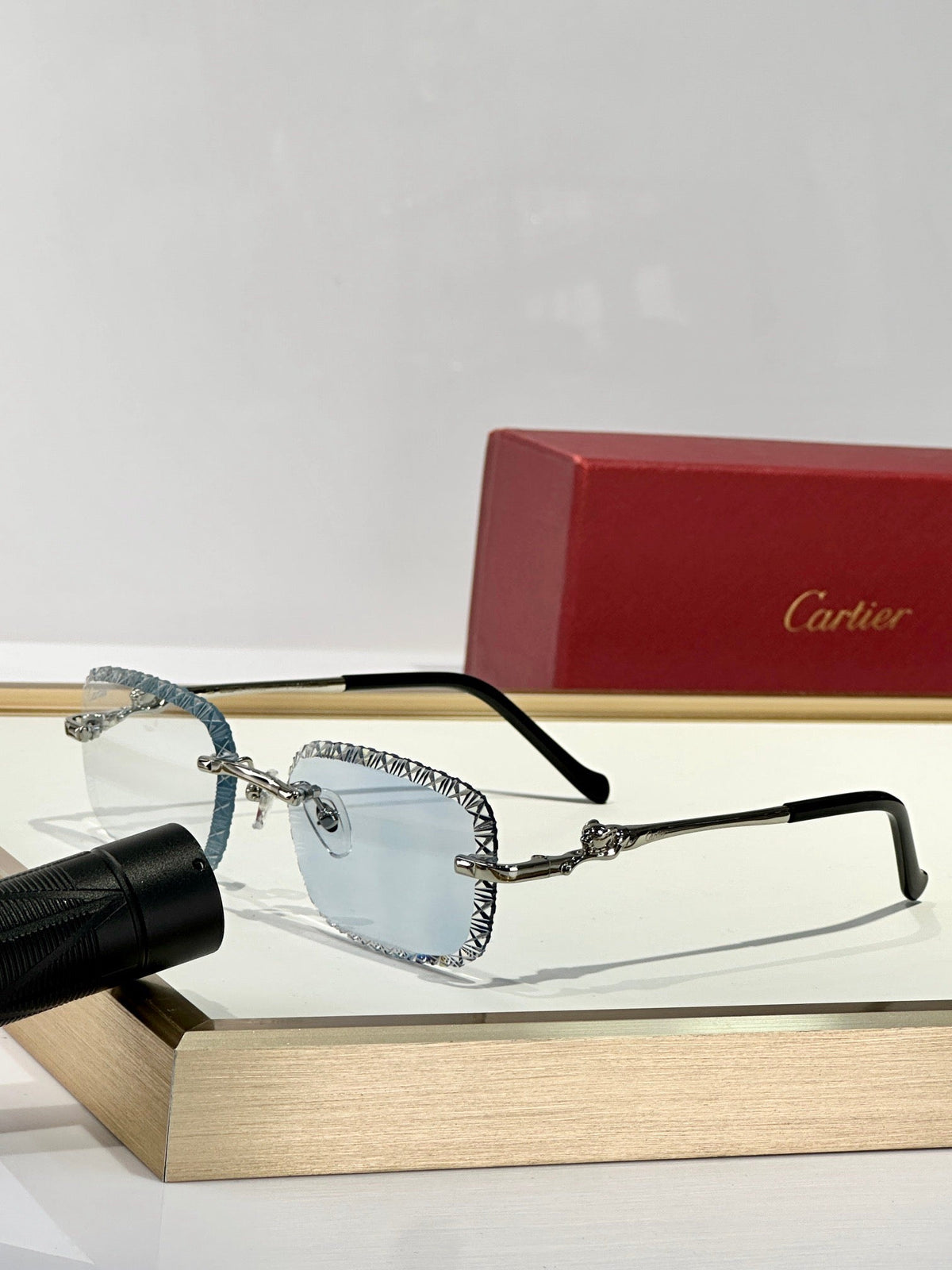 2026 Diamond-cut glasses that change color when exposed to ultraviolet light