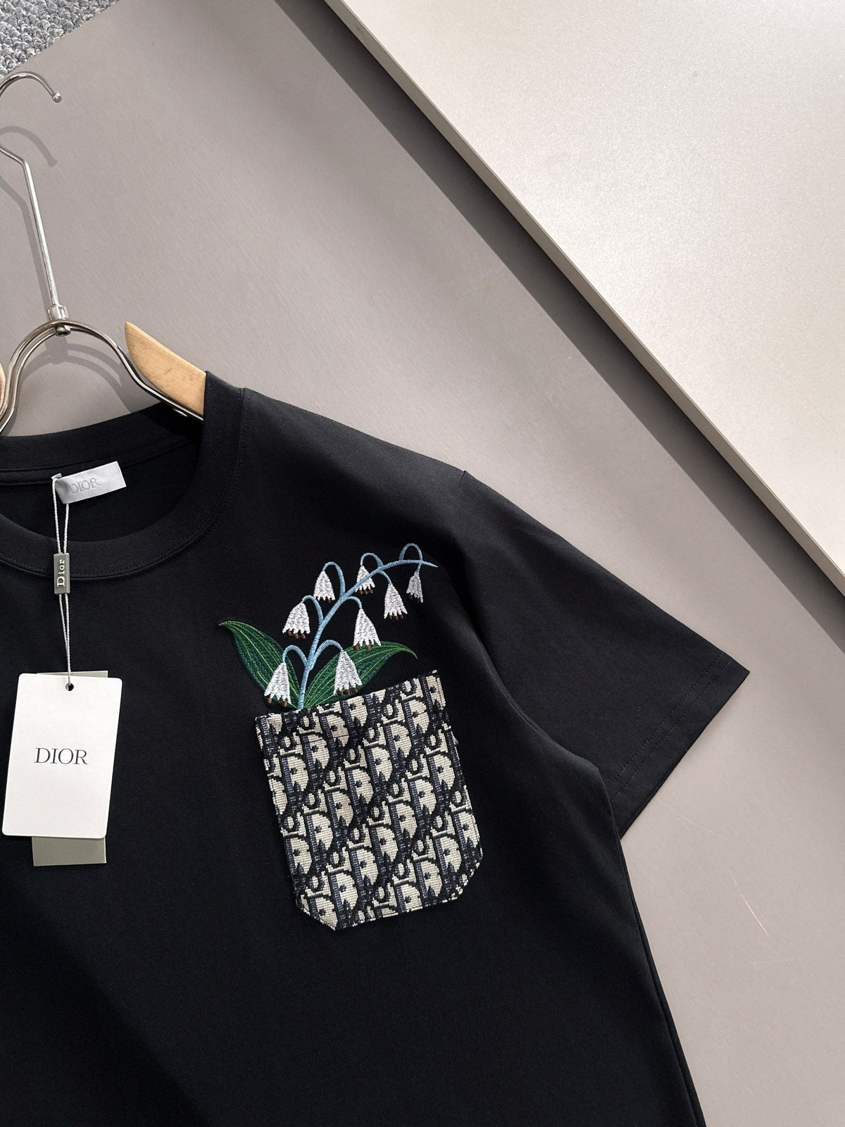 Embroidery with pockets t-shirt