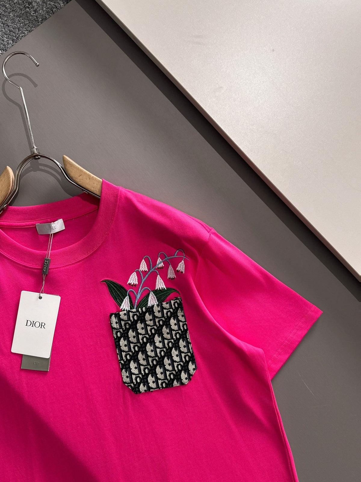 Embroidery with pockets t-shirt