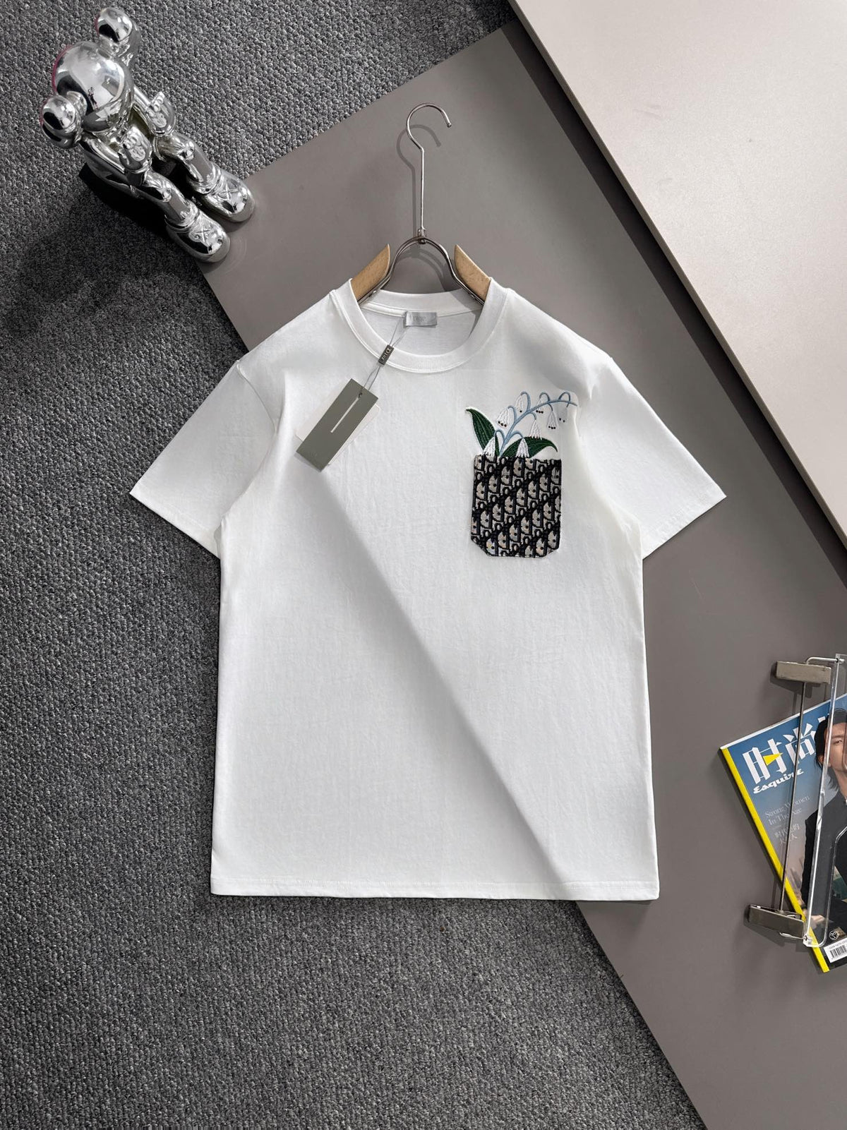 Embroidery with pockets t-shirt