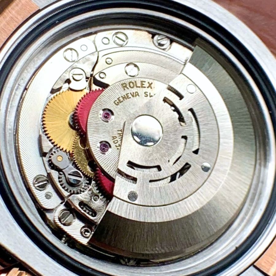 [Super Clone] Regency Traveller Traveller 40 mm Timeless Red and blue Bezel Black Dial 126710BLRO 7840